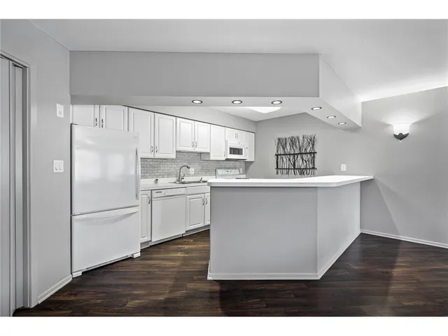 $249,000 | 10411 Cedar Lake Road, Unit 301, Minnetonka, MN 55305