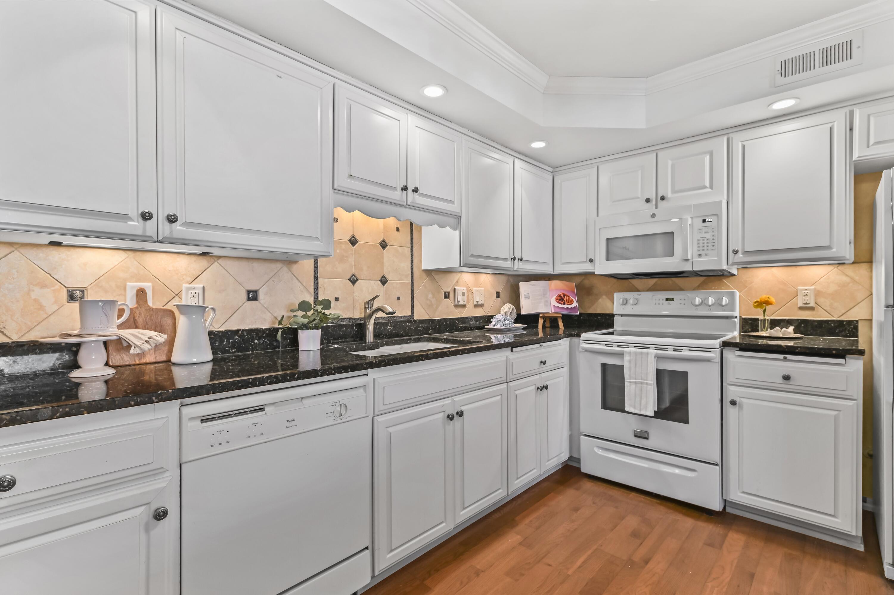 13335 Watertown Plank Road, Unit 211 Elm Grove, WI 53122 - Photo 11 of 29 EUP_9752