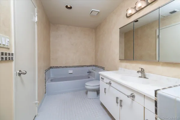 $625,000 | 100 Daly Boulevard, Unit 2005, Oceanside, NY 11572