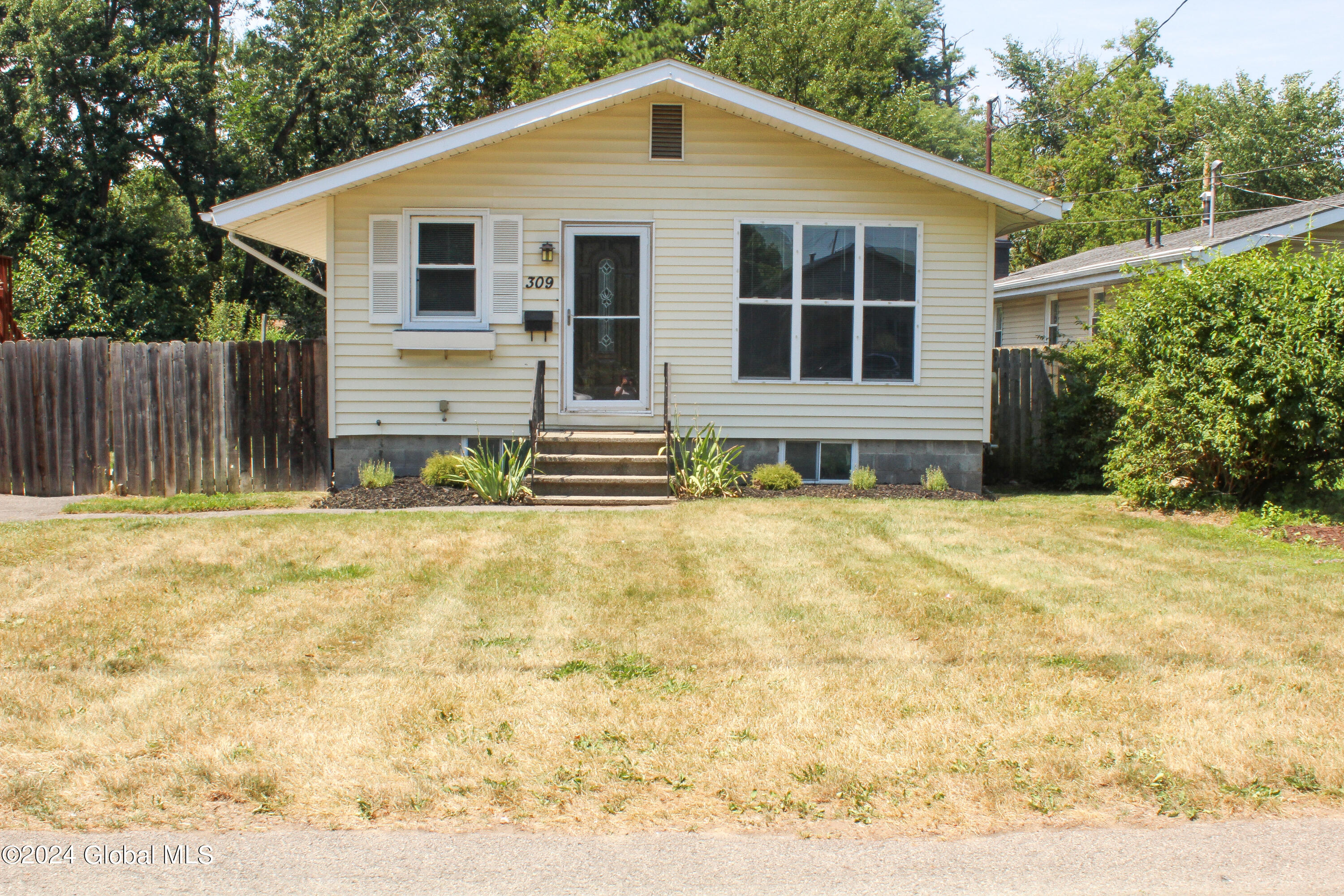 309 Manchester Road Schenectady, NY 12304 - Photo 1 of 17 Front of house