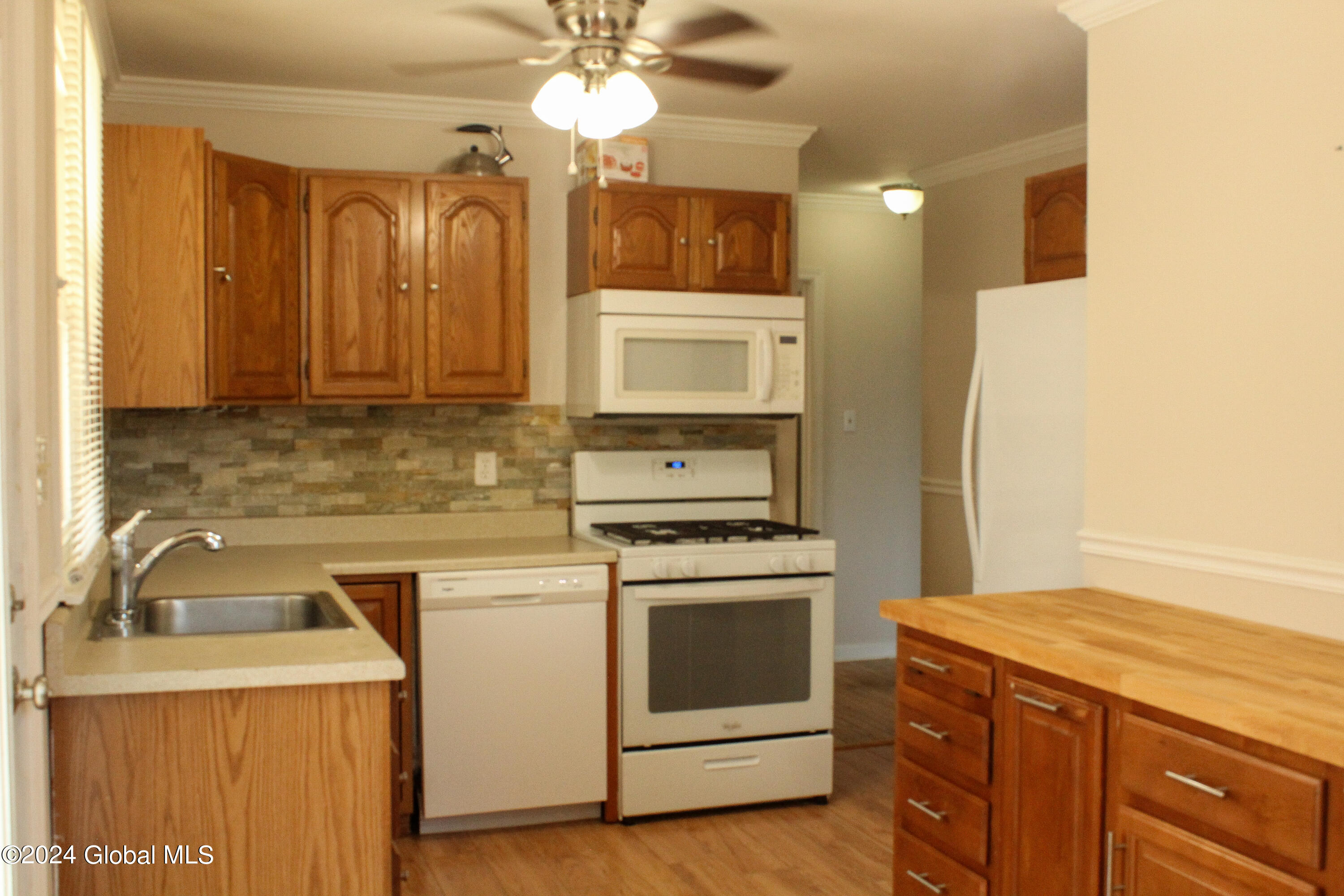 309 Manchester Road Schenectady, NY 12304 - Photo 2 of 17 IMG_3068