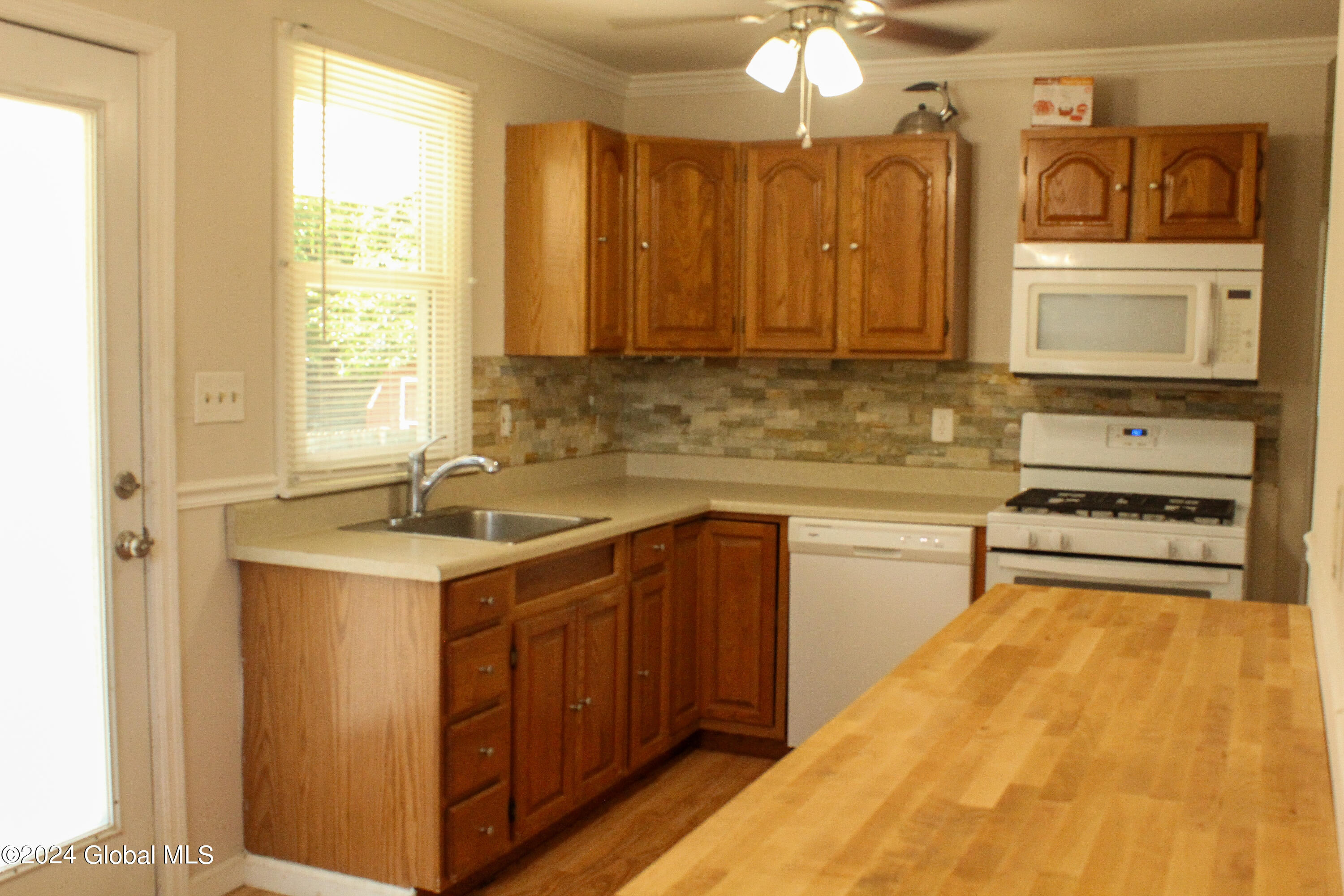 309 Manchester Road Schenectady, NY 12304 - Photo 3 of 17 IMG_3069