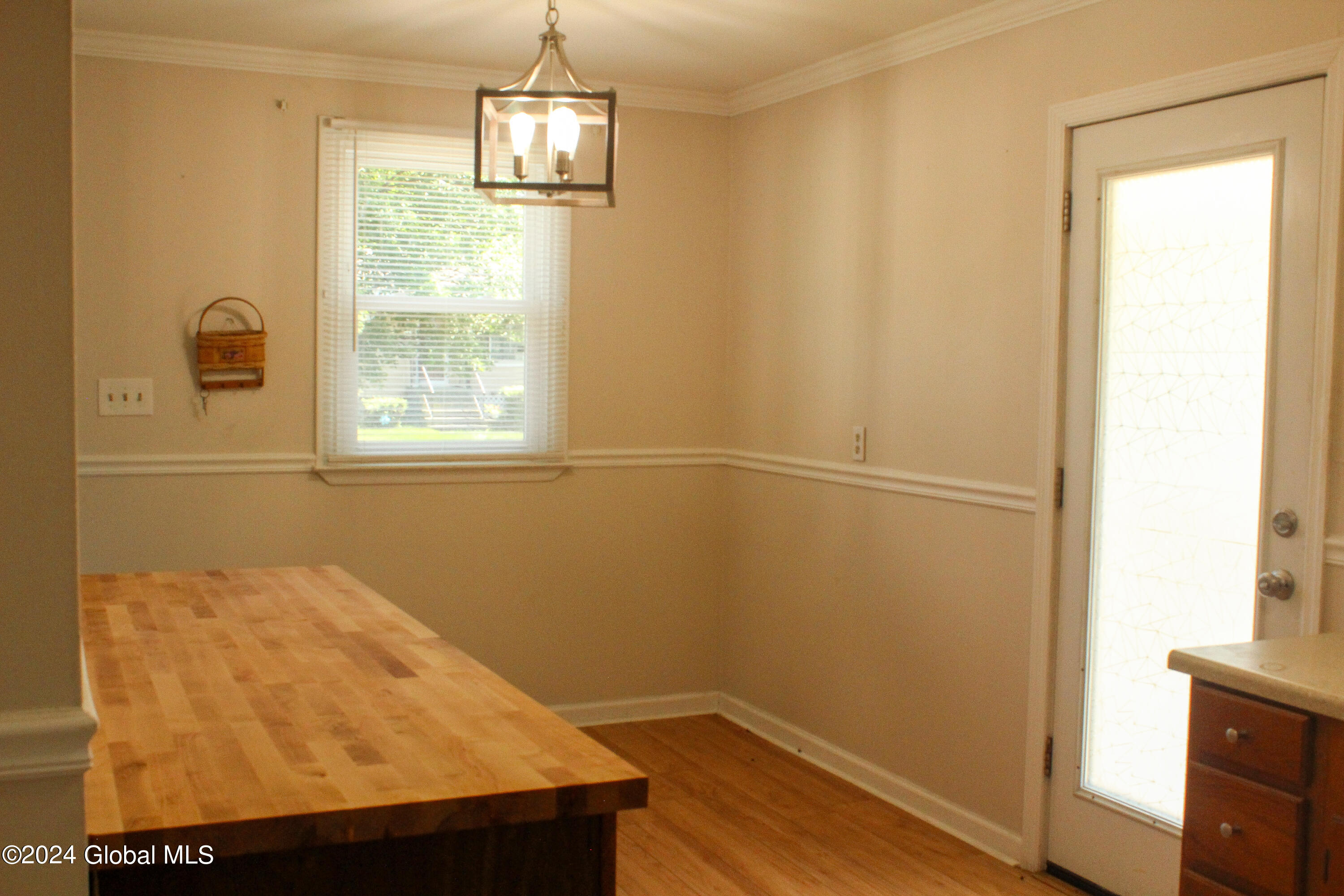 309 Manchester Road Schenectady, NY 12304 - Photo 4 of 17 IMG_3071