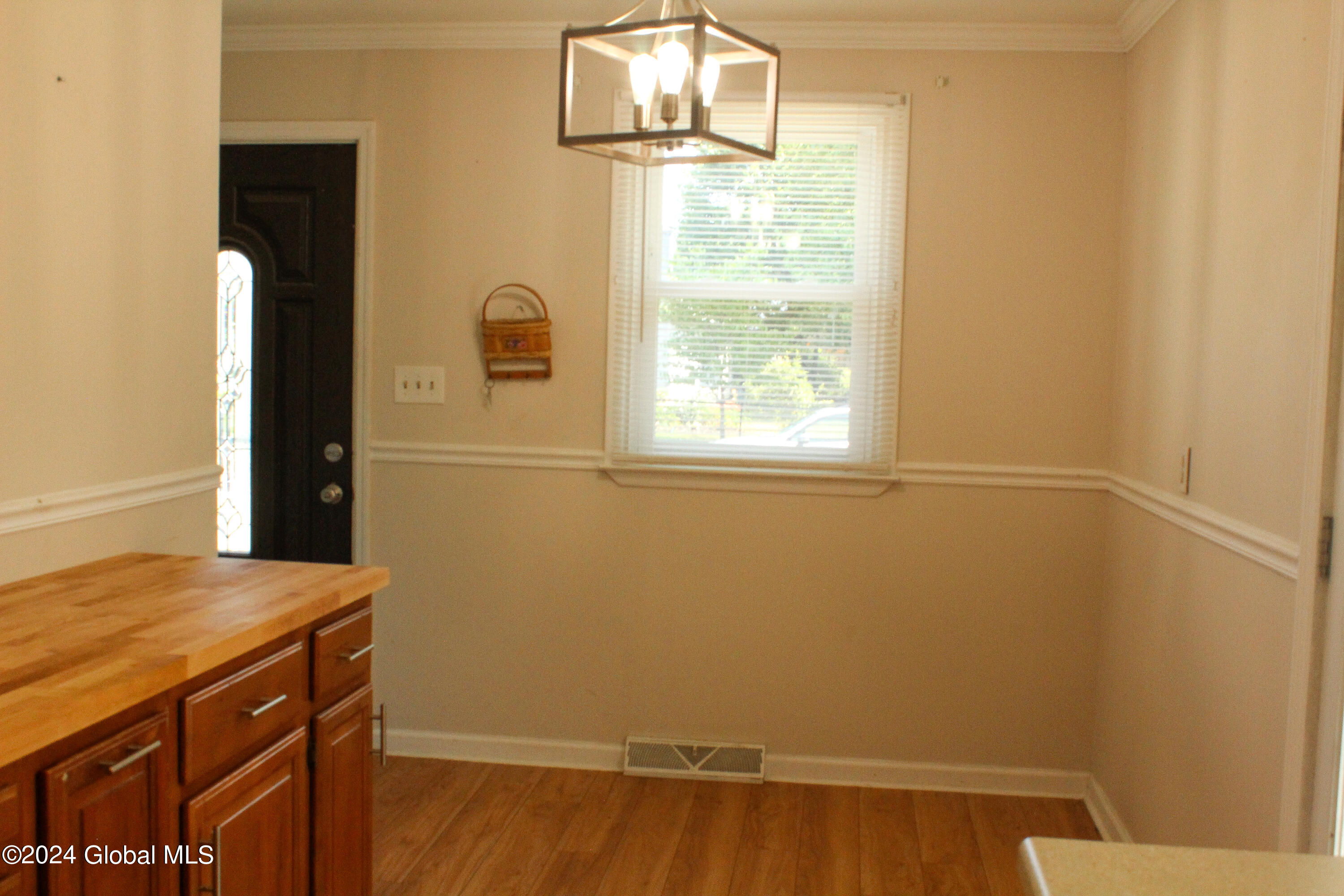 309 Manchester Road Schenectady, NY 12304 - Photo 5 of 17 IMG_3073