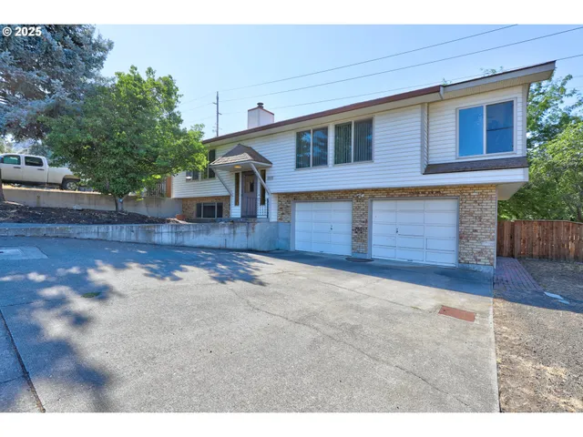 a front view of house with yard