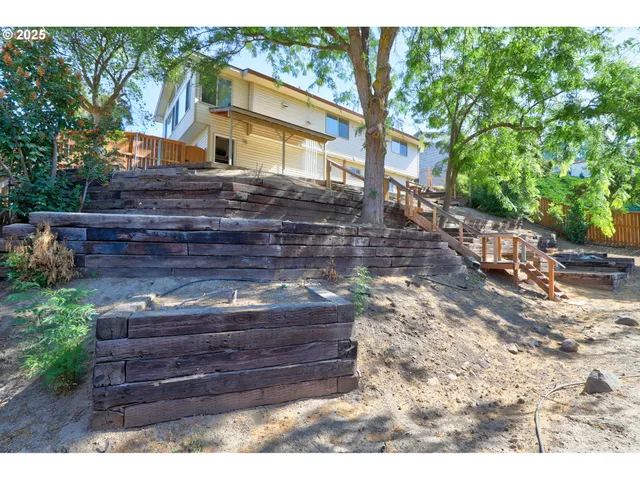 a view of a house with backyard