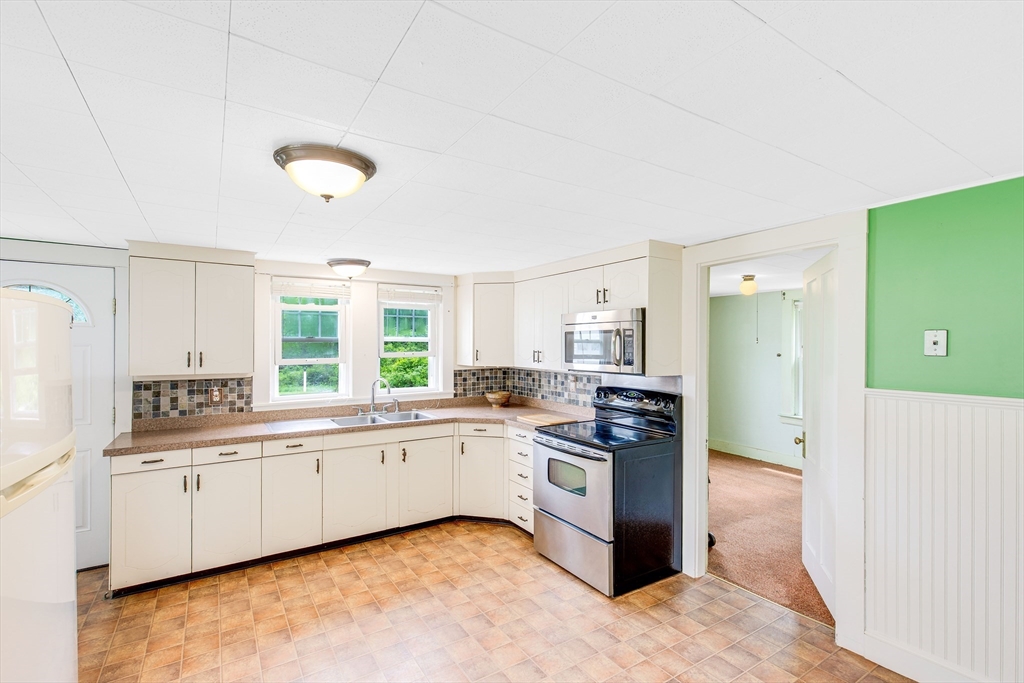 19 Ocean Avenue Rowley, MA 01969 - Photo 3 of 32