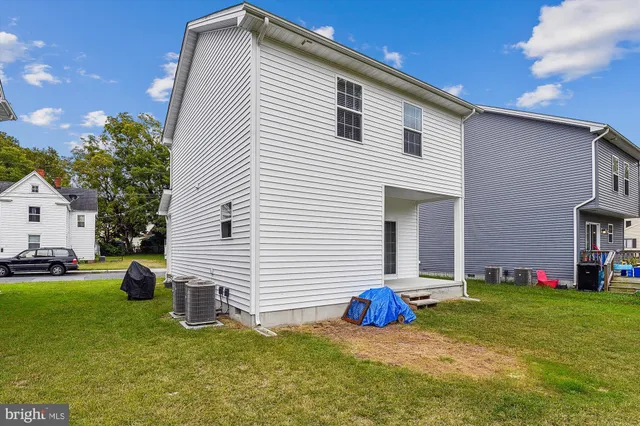 a view of a house with backyard and a tree
