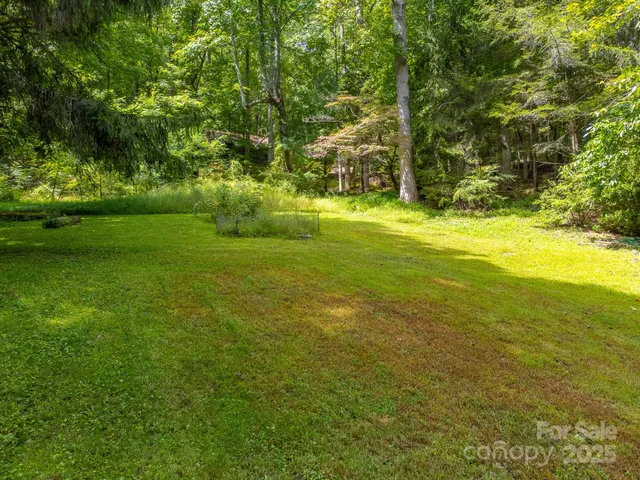 a view of a yard with a house