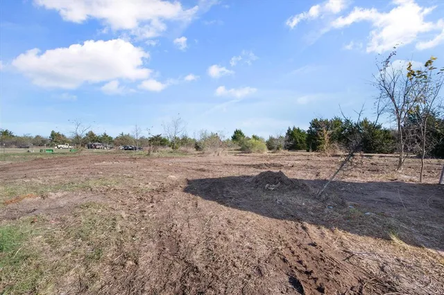 a view of dirt yard with a barn