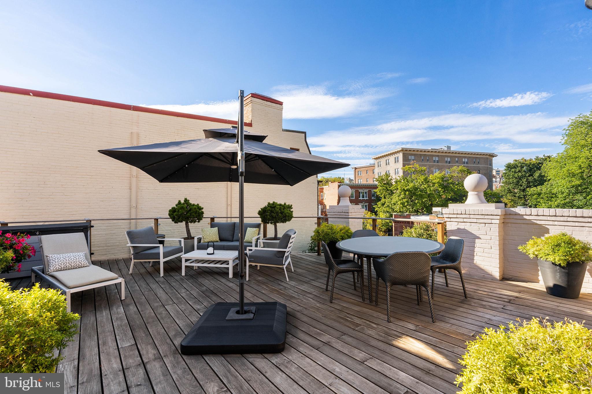 Enormous roof deck