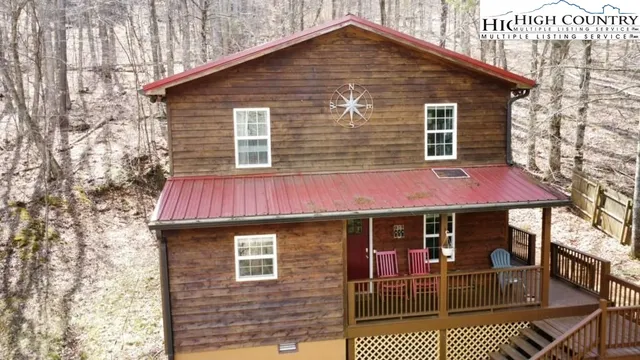 a view of a yard with plants
