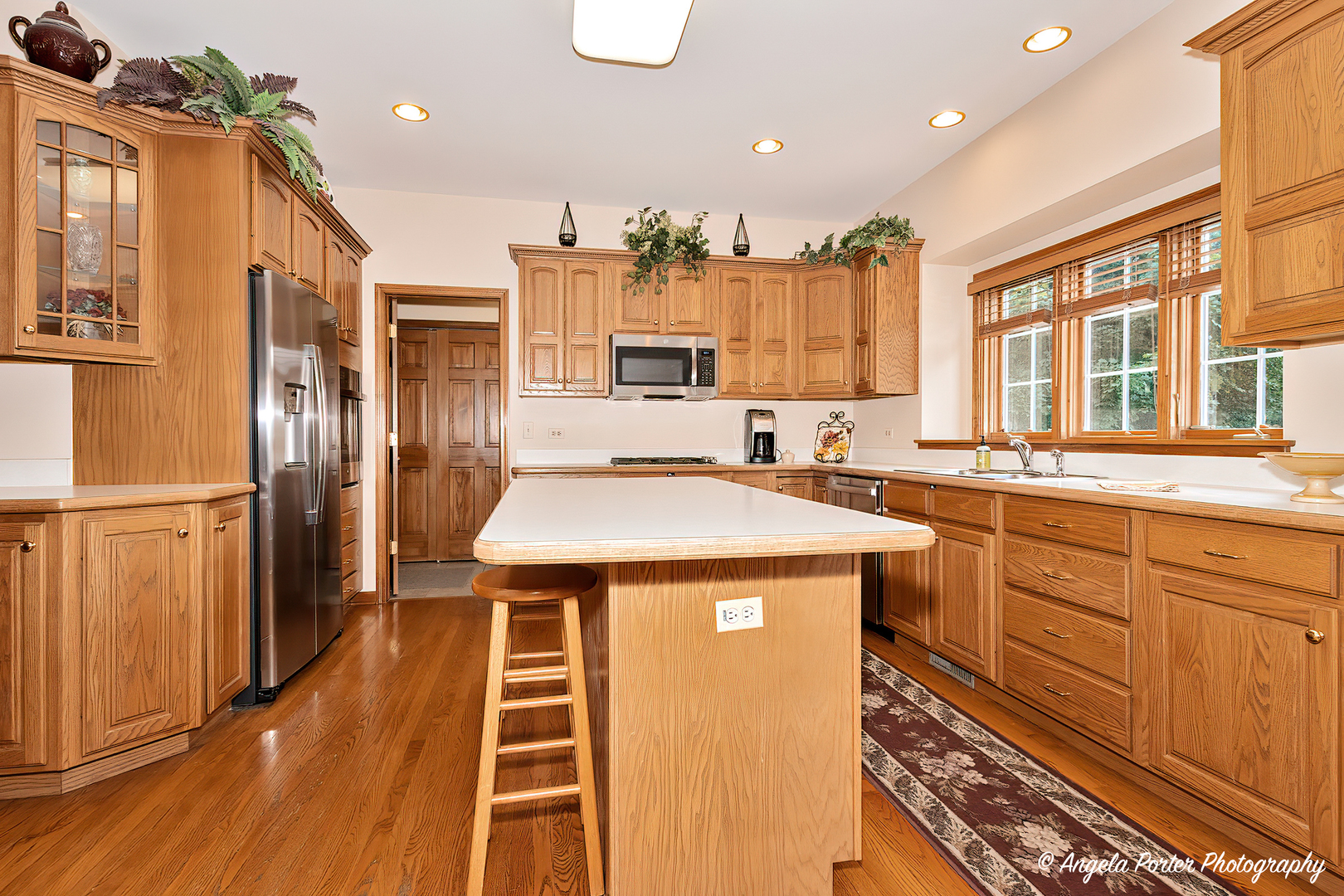 471 White Oaks Drive Cary, IL 60013 - Photo 11 of 39 a kitchen with a refrigerator and a sink