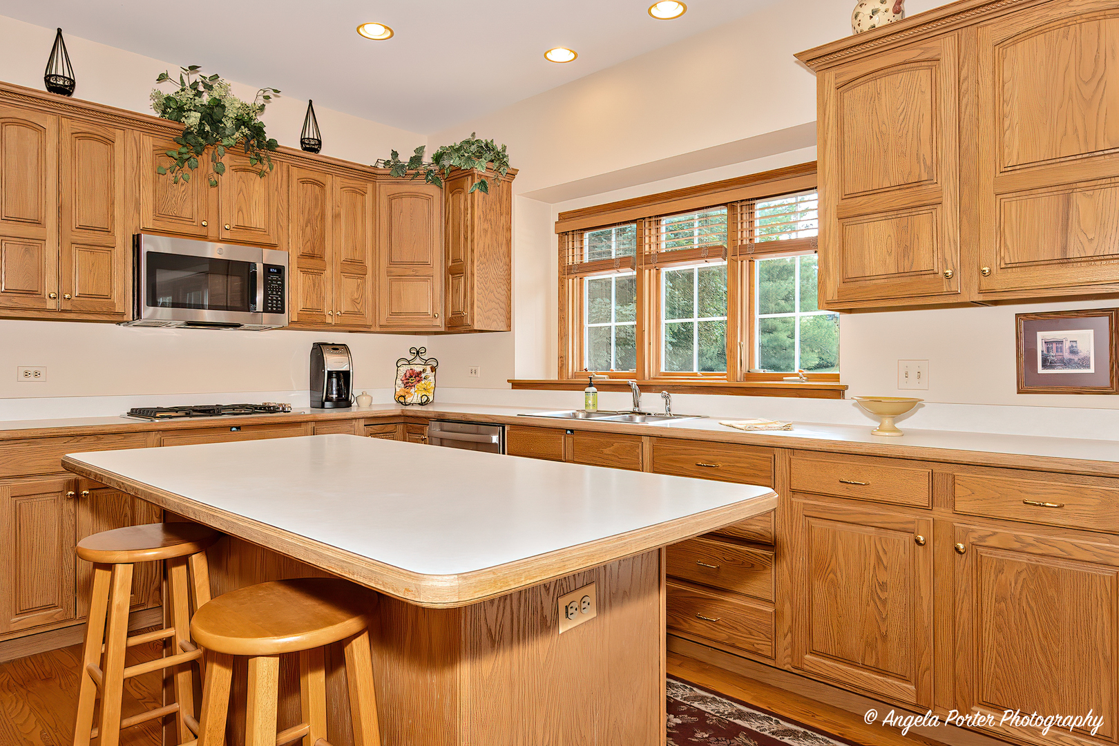 471 White Oaks Drive Cary, IL 60013 - Photo 13 of 39 a kitchen with a stove a sink and a refrigerator