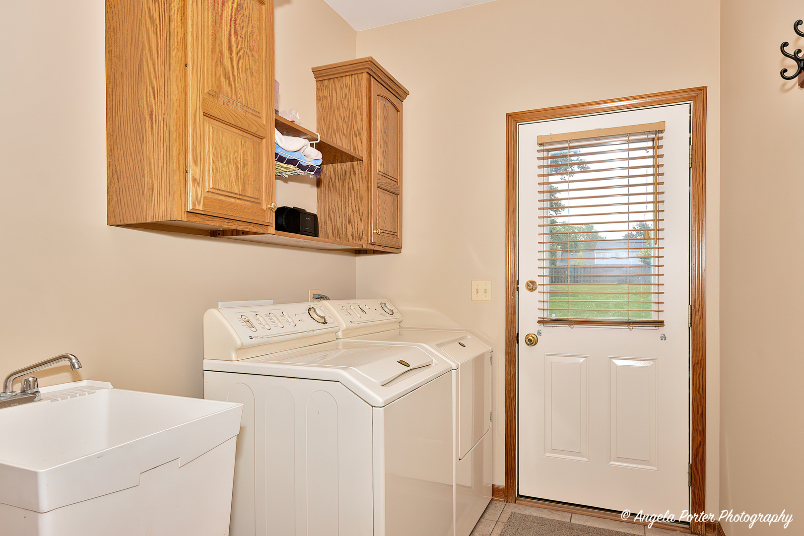 471 White Oaks Drive Cary, IL 60013 - Photo 19 of 39 a utility room with dryer and washer