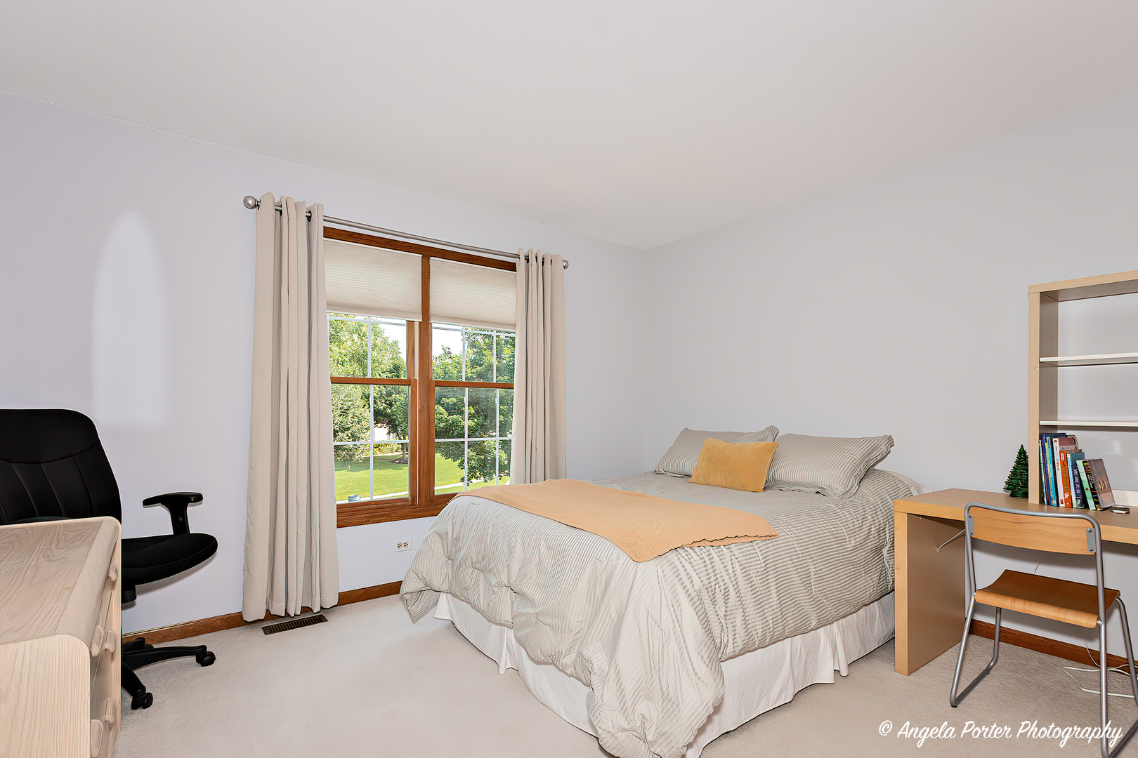 471 White Oaks Drive Cary, IL 60013 - Photo 25 of 39 a bedroom with a bed and a window