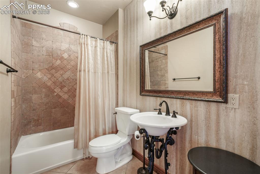 7830 Tannenbaum Road Colorado Springs, CO 80908 - Photo 19 of 50 a bathroom with a sink a toilet and a mirror
