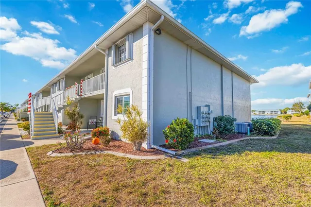 a view of entryway livingroom and hall