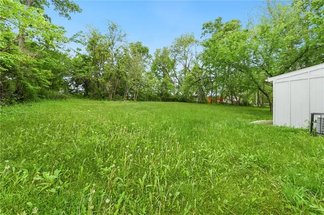 $129,900 | 405 Bellemere Road, Blue Springs, MO 64015