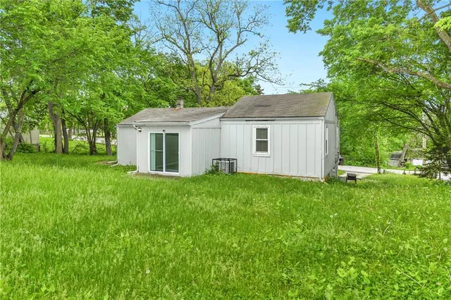 $129,900 | 405 Bellemere Road, Blue Springs, MO 64015