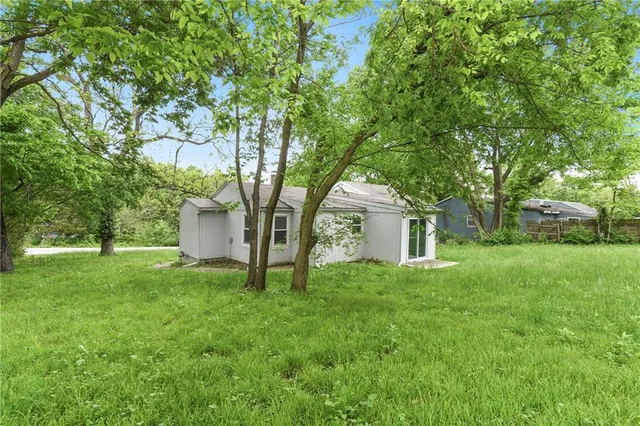 $129,900 | 405 Bellemere Road, Blue Springs, MO 64015