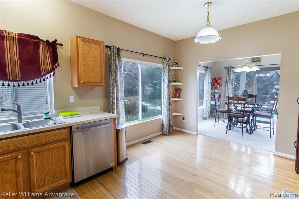 2052 Lagoon Drive Rochester, MI 48309 - Photo 13 of 32
