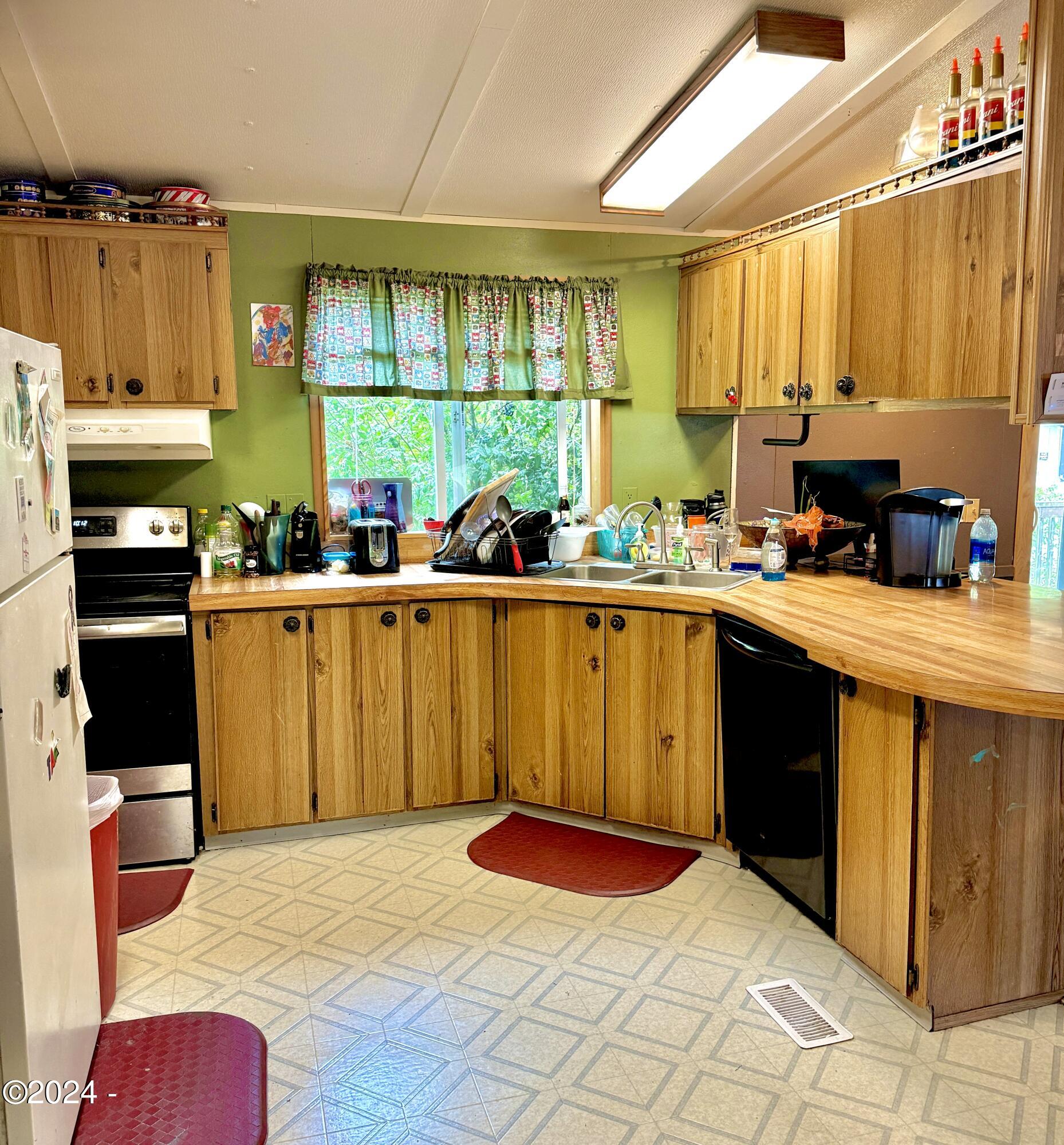 724 Southwest Ferry Avenue, Unit 73 Siletz, OR 97380 - Photo 5 of 24 Kitchen