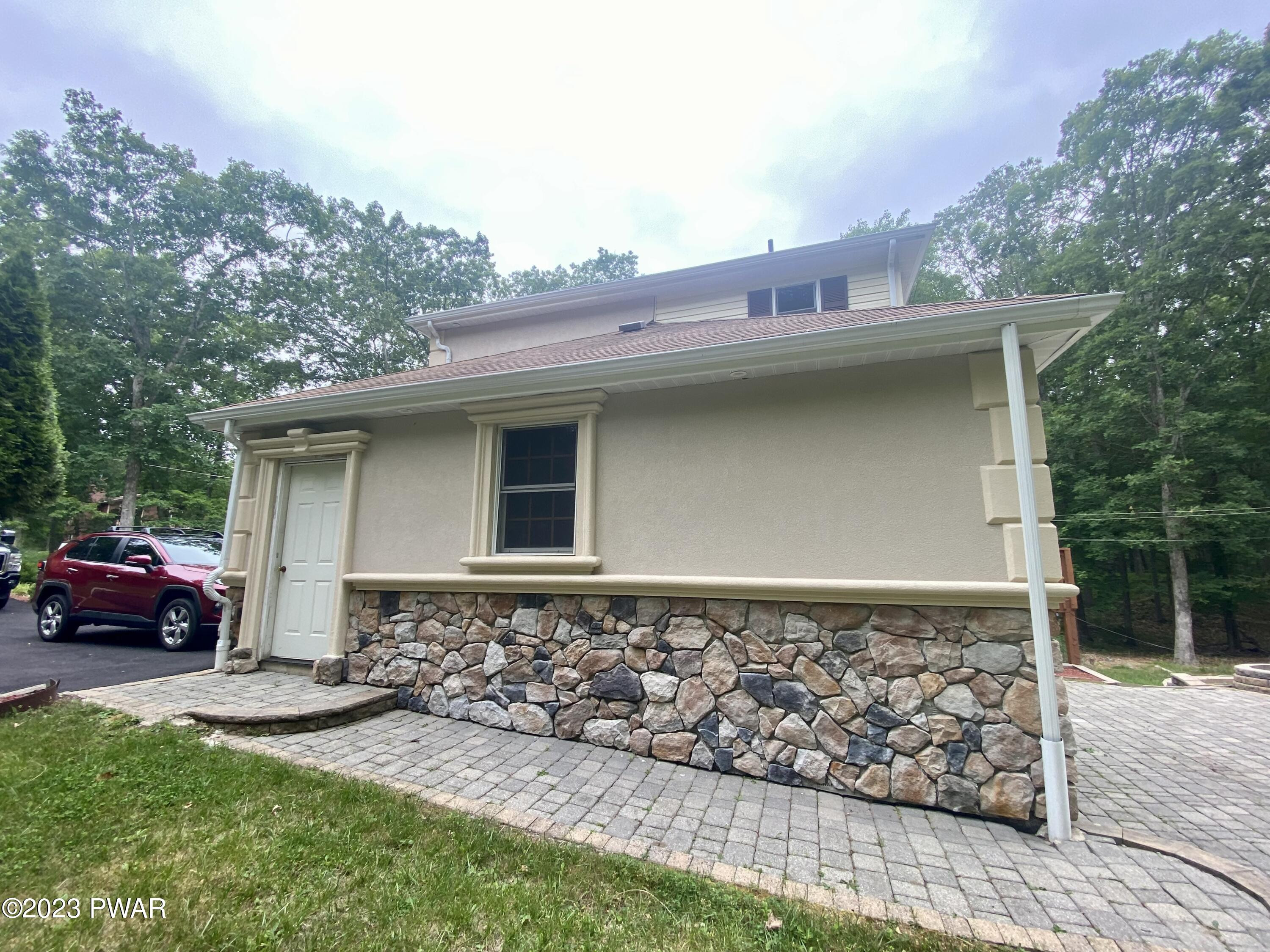 1529 Deer Run East Bushkill, PA 18324 - Photo 6 of 54