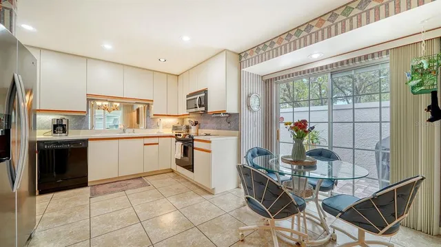 $6,000 | 4419 Oakley Greene, Unit 19, Sarasota, FL 34235