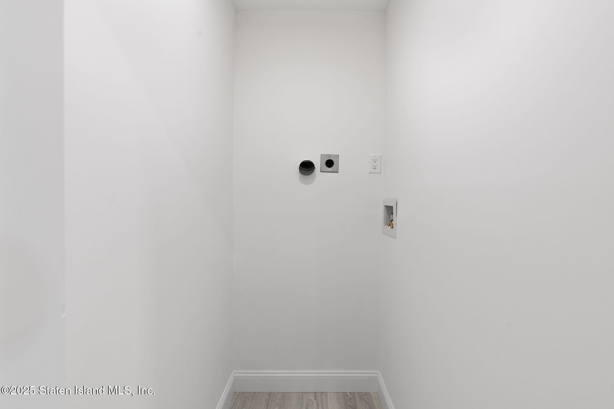 1384 Clove Road Staten Island, NY 10301 - Photo 25 of 51 a view of a small space