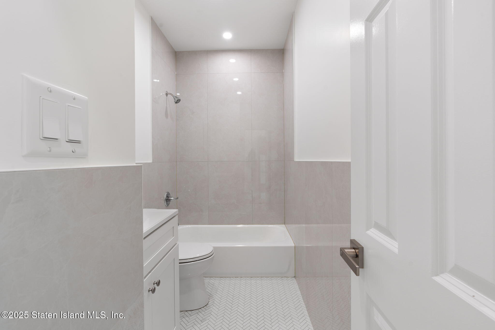 1384 Clove Road Staten Island, NY 10301 - Photo 31 of 51 a bathroom with a toilet and a bathtub