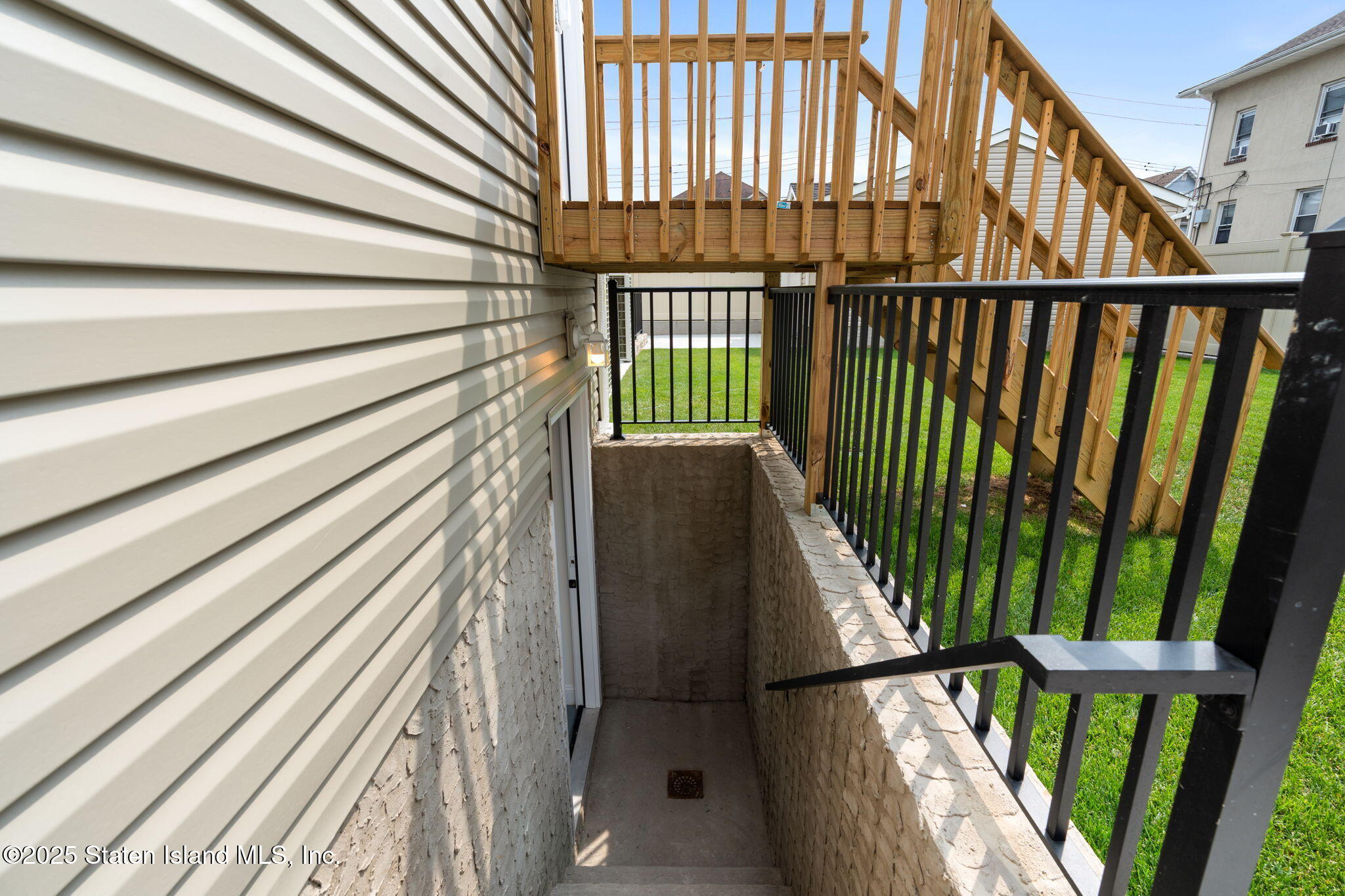 1384 Clove Road Staten Island, NY 10301 - Photo 36 of 51 a view of entryway