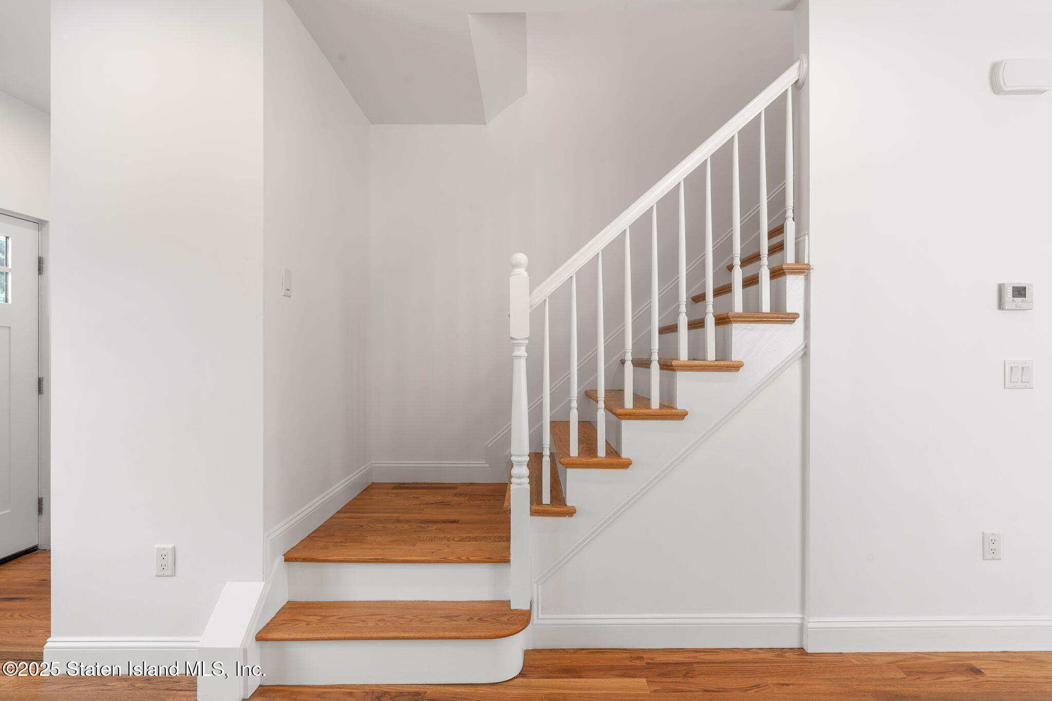 1384 Clove Road Staten Island, NY 10301 - Photo 7 of 51 a view of entryway