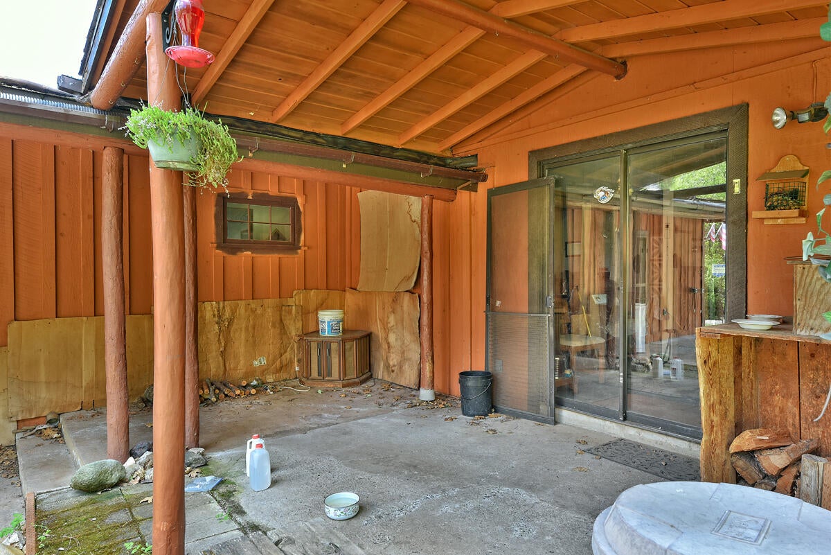2297 Holcomb Springs Road Gold Hill, OR 97525 - Photo 19 of 30 18
