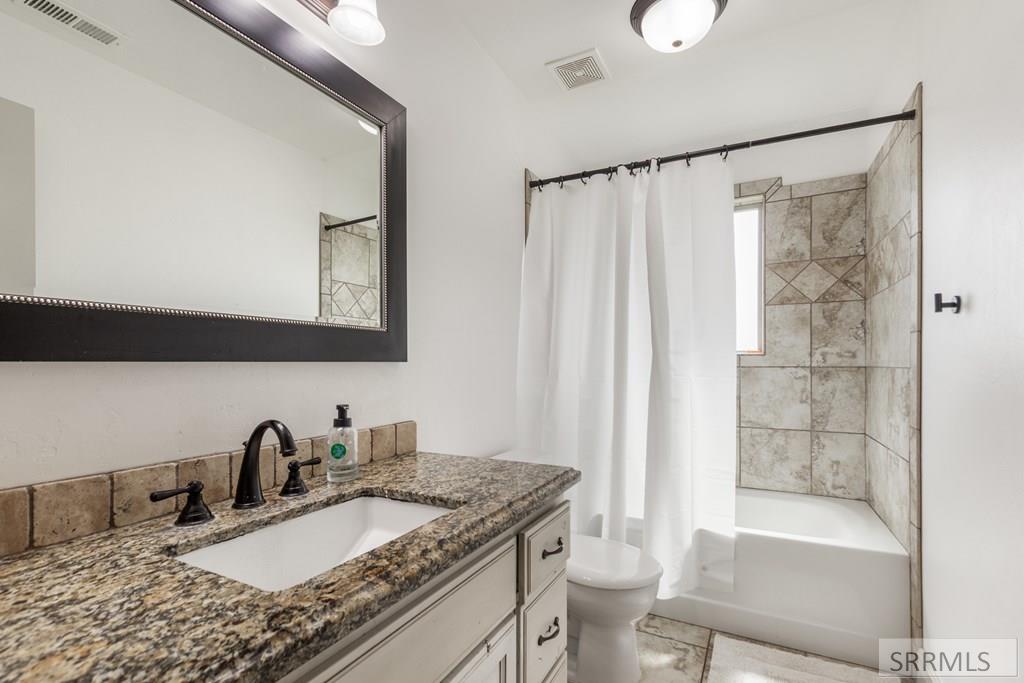 6568 Middle Fork Road Idaho Falls, ID 83406 - Photo 36 of 52 Upstairs bathroom