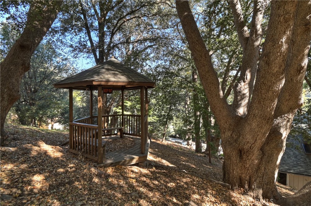 198 Zermatt Drive Crestline, CA 92325 - Photo 49 of 54 a backyard of a house with table and chairs