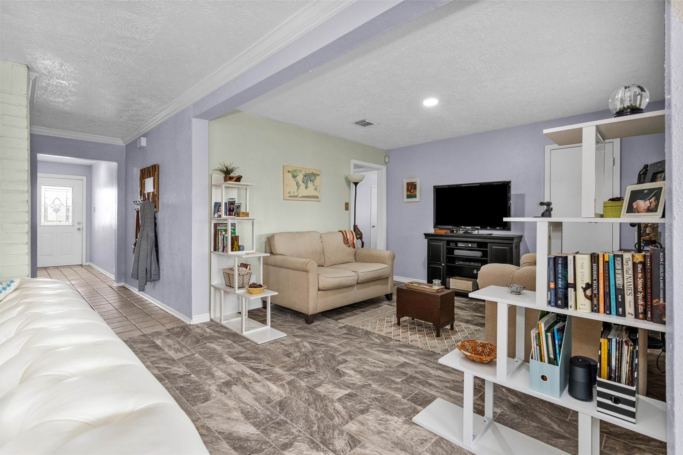 8422 Oakhaven Road La Porte, TX 77571 - Photo 20 of 46 Great for a kids playroom or office space.