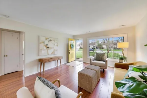 $355,900 | 1149 North Hickory Avenue, Arlington Heights, IL 60004