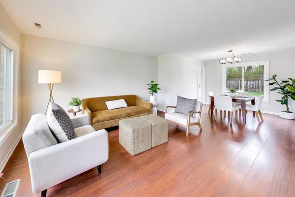$355,900 | 1149 North Hickory Avenue, Arlington Heights, IL 60004