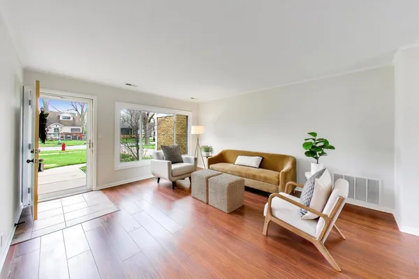 $355,900 | 1149 North Hickory Avenue, Arlington Heights, IL 60004