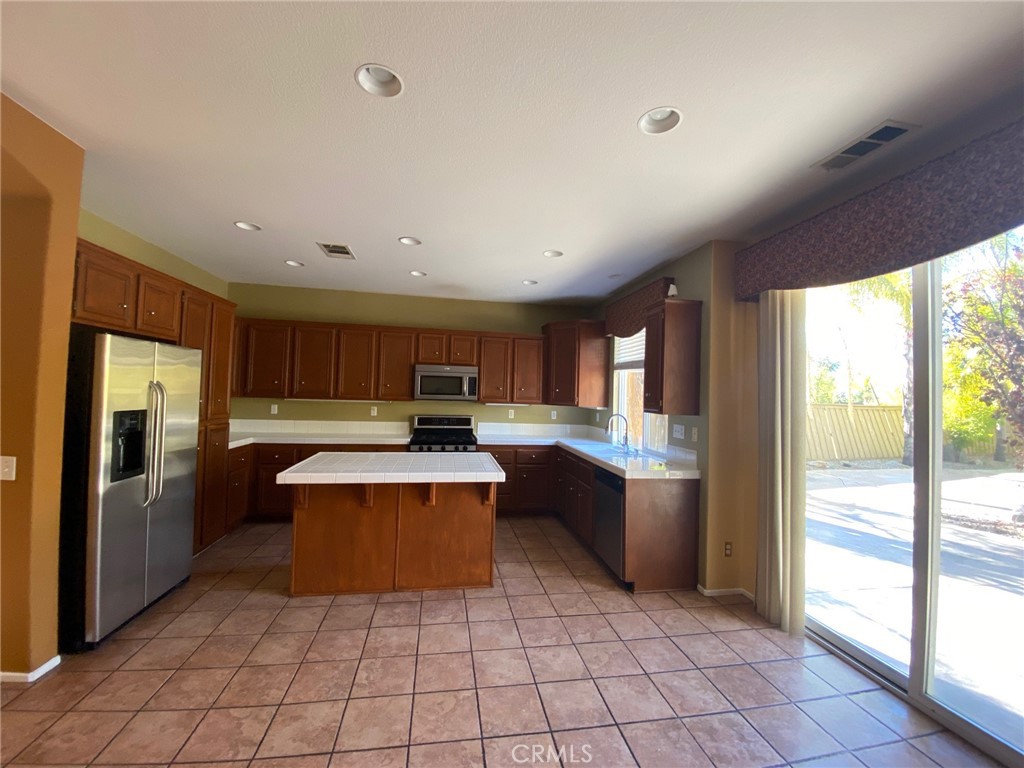 40493 Chantemar Way Temecula, CA 92591 - Photo 3 of 14 Open kitchen