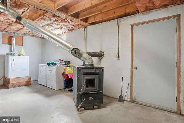 a view of entryway and storage