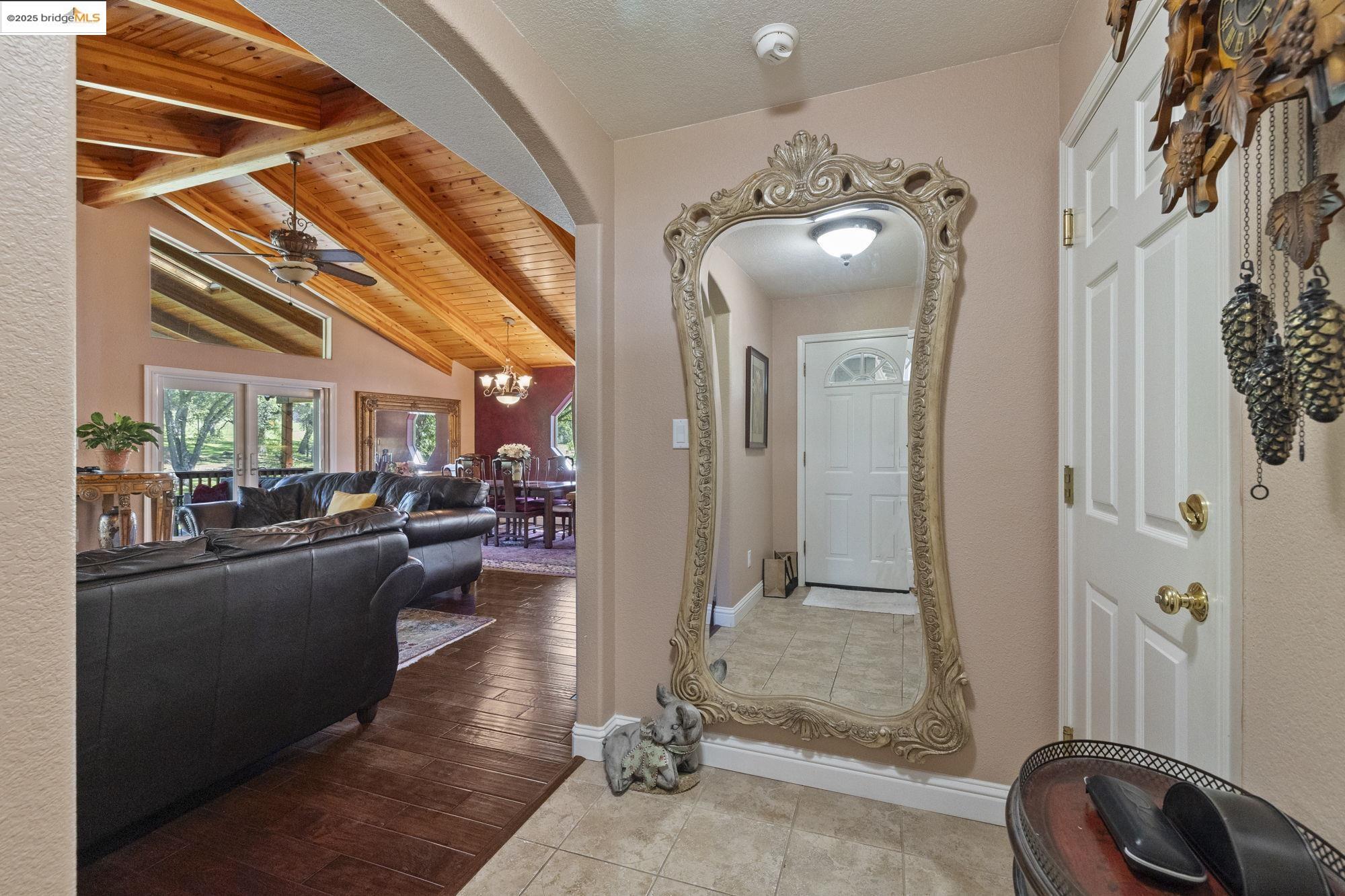 19400 Reid Circle Groveland, CA 95321 - Photo 22 of 60 a view of a living room