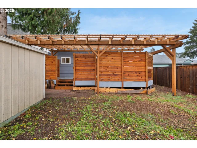 a view of a backyard