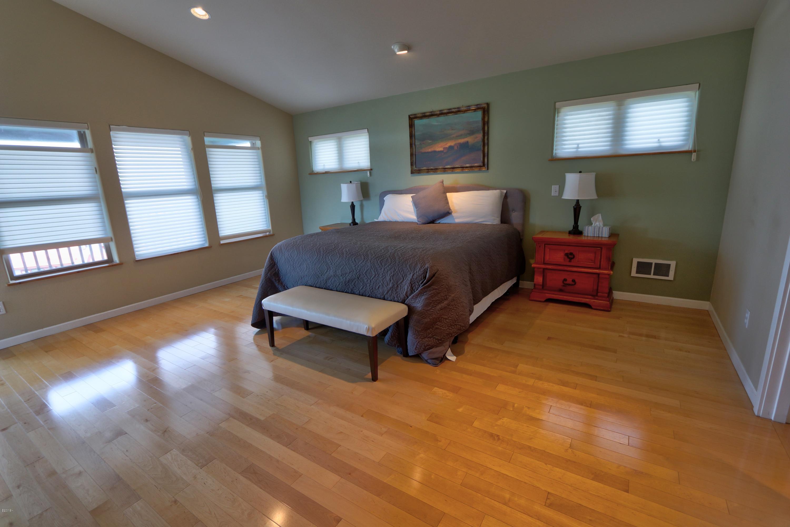 522 Southwest Hurbert Street Newport, OR 97365 - Photo 18 of 29 Master Suite #2