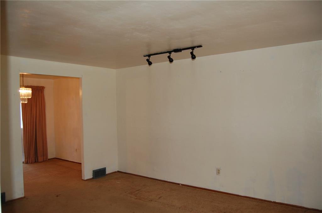 809 Lindsay Road Carnegie, PA 15106 - Photo 6 of 15 Gallery Image 6