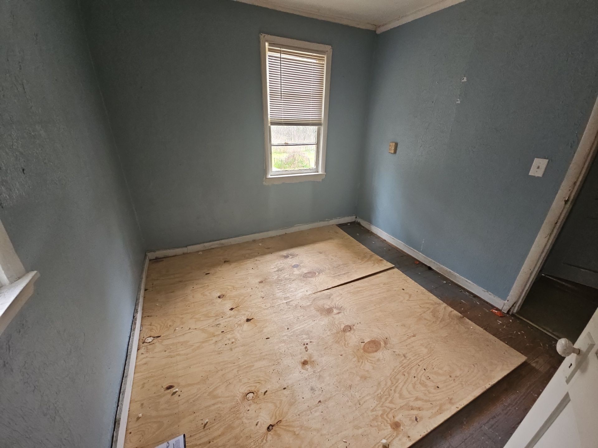 35 Loop Road Jackson, TN 38301 - Photo 9 of 10 an empty room with windows