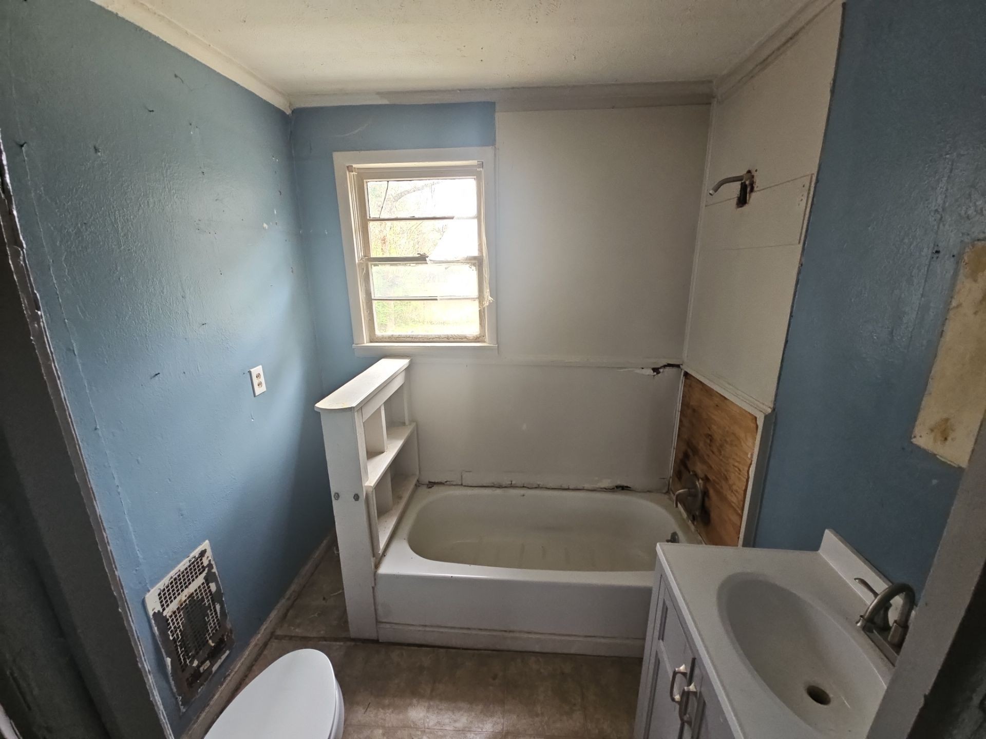 35 Loop Road Jackson, TN 38301 - Photo 10 of 10 a bathroom with a sink a toilet and a bathtub