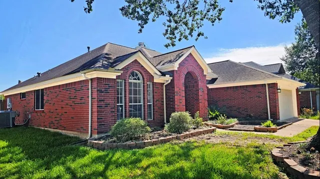 $2,400 | 1805 Oak Hollow Drive West, Pearland, TX 77581