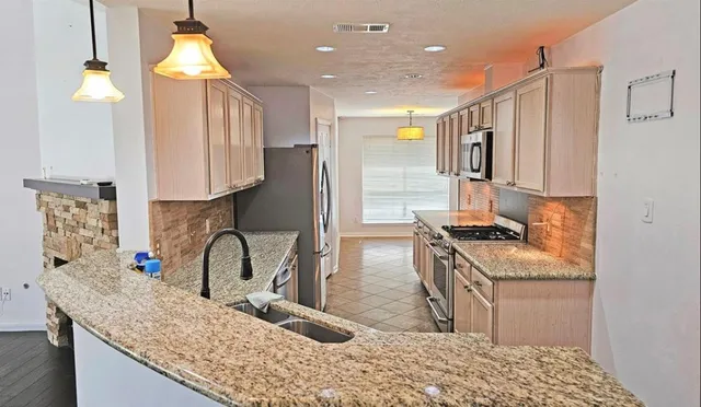 $2,400 | 1805 Oak Hollow Drive West, Pearland, TX 77581